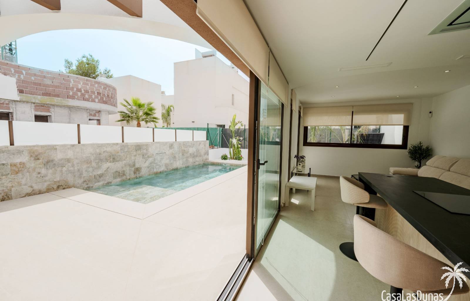 Entdecken Sie diese herrlichen Villen in Rojales. Jede Villa verfügt über 3 Schlafzimmer und 3 Badezimmer, zwei davon en-suite. Diese modernen Häuser