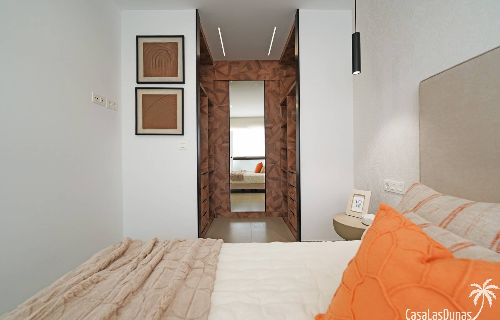 Entdecken Sie diese herrlichen Villen in Rojales. Jede Villa verfügt über 3 Schlafzimmer und 3 Badezimmer, zwei davon en-suite. Diese modernen Häuser