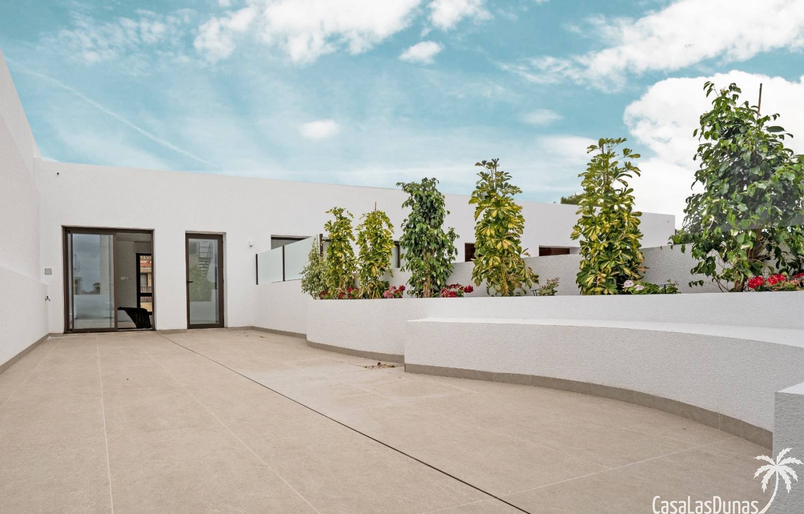 Entdecken Sie diese herrlichen Villen in Rojales. Jede Villa verfügt über 3 Schlafzimmer und 3 Badezimmer, zwei davon en-suite. Diese modernen Häuser