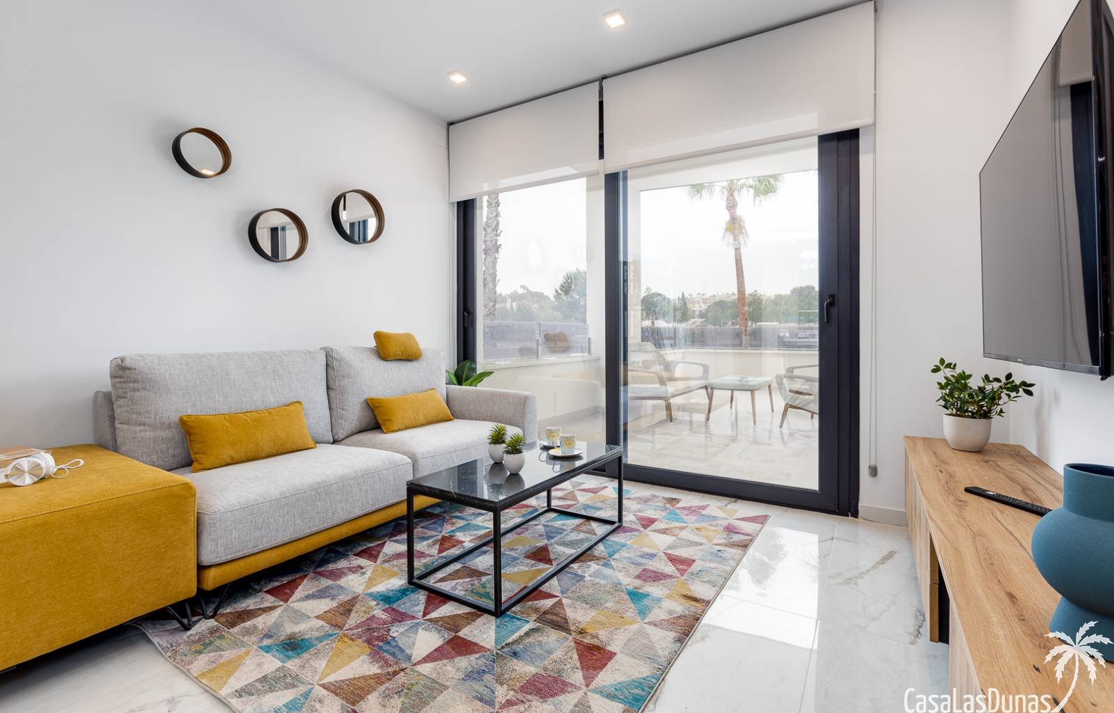 Wir bieten Ihnen einen schönen neuen Komplex bestehend aus Apartments mit Terrasse, 2 Schlafzimmern und 2 Bädern, einem Gemeinschaftspool und einem P