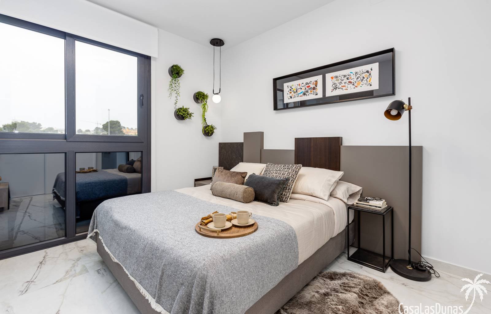 Wir bieten Ihnen einen schönen neuen Komplex bestehend aus Apartments mit Terrasse, 2 Schlafzimmern und 2 Bädern, einem Gemeinschaftspool und einem P