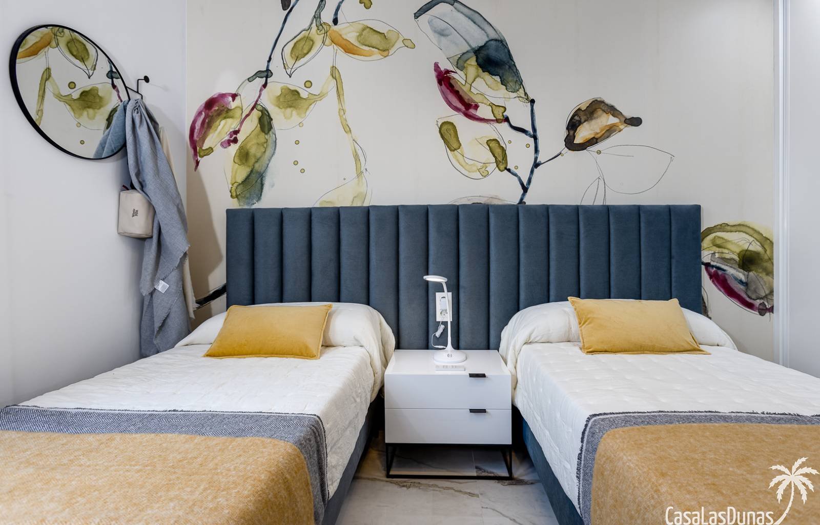 Wir bieten Ihnen einen schönen neuen Komplex bestehend aus Apartments mit Terrasse, 2 Schlafzimmern und 2 Bädern, einem Gemeinschaftspool und einem P