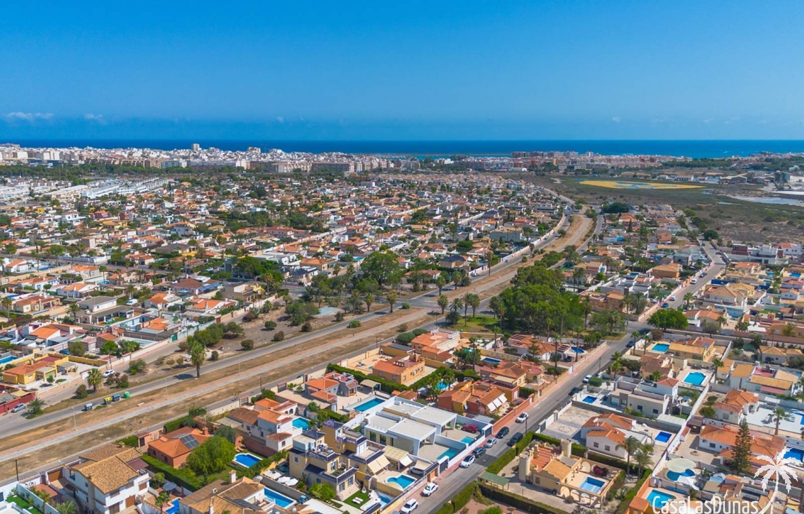 Tauchen Sie ein in eine Welt voller Komfort und Eleganz mit diesen neuen Villen in Los Balcones, Torrevieja. In einer ruhigen und exklusiven Gegend g