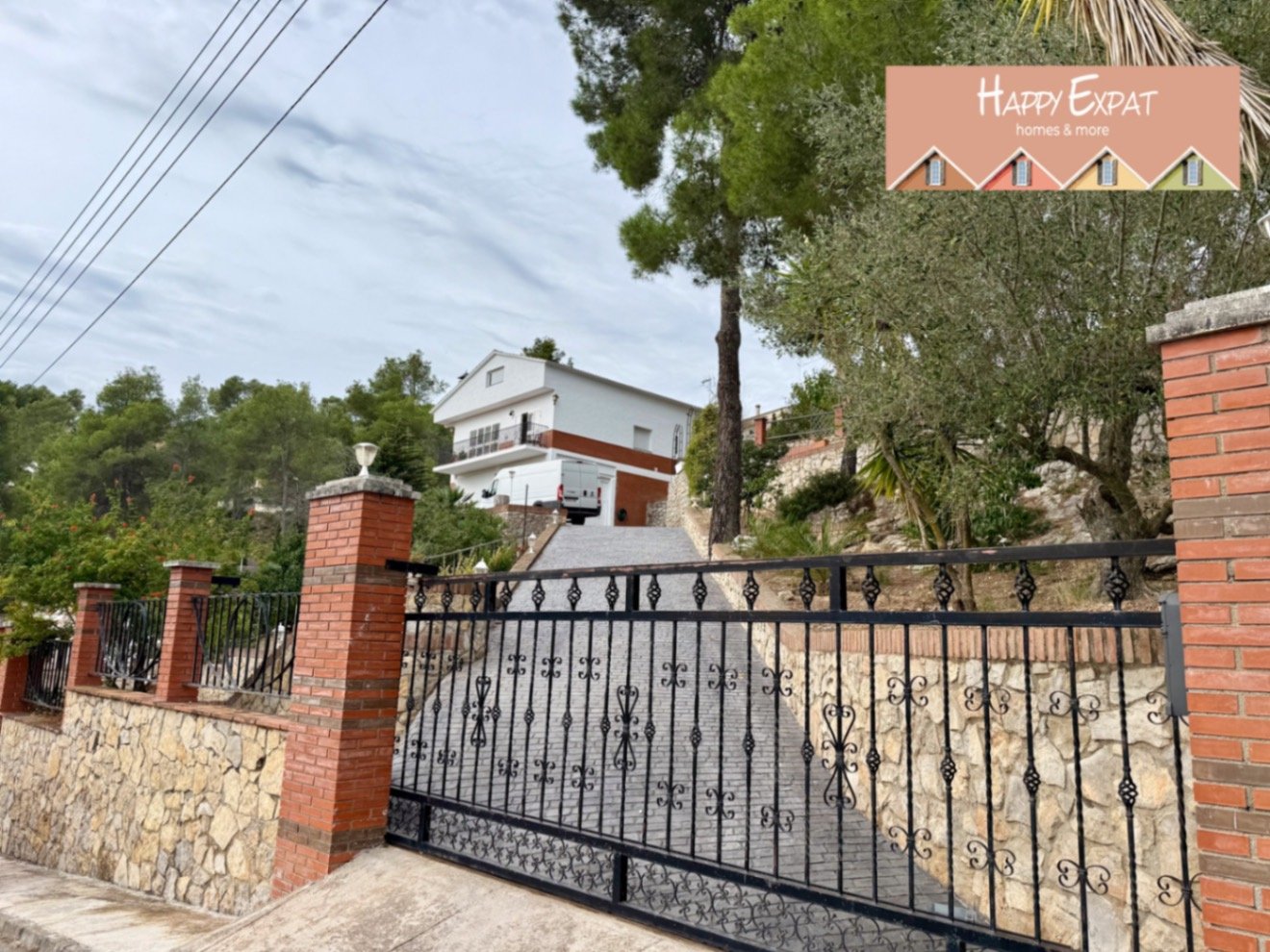 Eingebettet in den ruhigen Hügeln von Olivella, bietet diese schöne Villa die perfekte Kombination aus Ruhe, Raum und mediterranem Charme. Das Anwesen