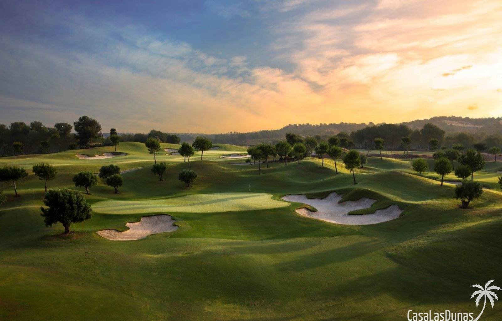 Diese exklusive Villa genießt eine privilegierte Lage in einem Golf & Country Club, südlich der Costa Blanca, in Alicante. Diese Gemeinde hat ver