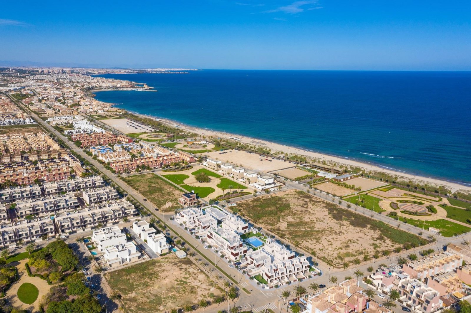 Neubauwohnungen nur 200 Meter vom Strand Las Higuericas entfernt
Moderne Eigenheime in Torre de la Horadada
In der malerischen Küstensta