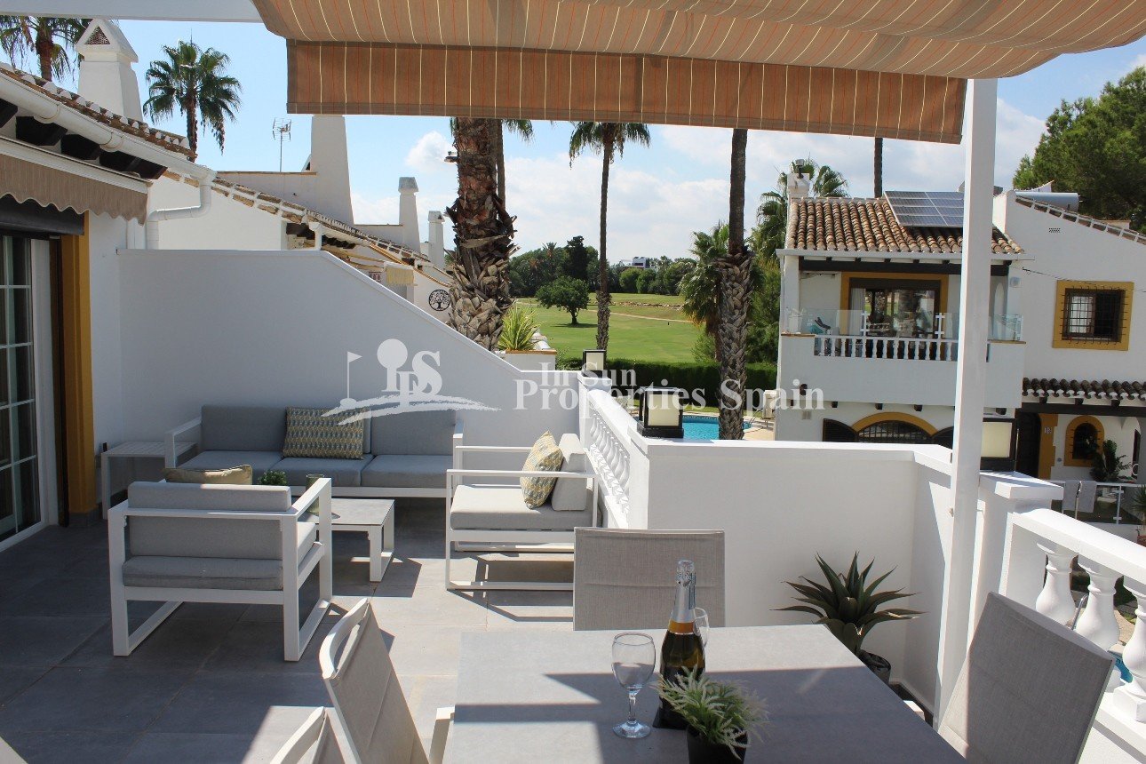 Spanische Villa in erster Reihe mit fantastischem Blick auf den Golfplatz – Villamartín, Fortuna II
Diese charmante, freistehende Villa