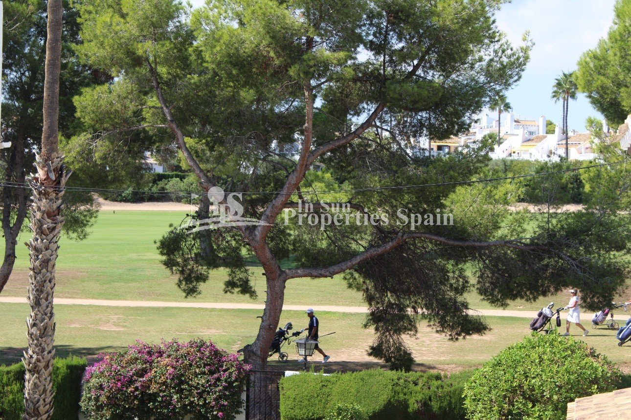 Spanische Villa in erster Reihe mit fantastischem Blick auf den Golfplatz – Villamartín, Fortuna II
Diese charmante, freistehende Villa