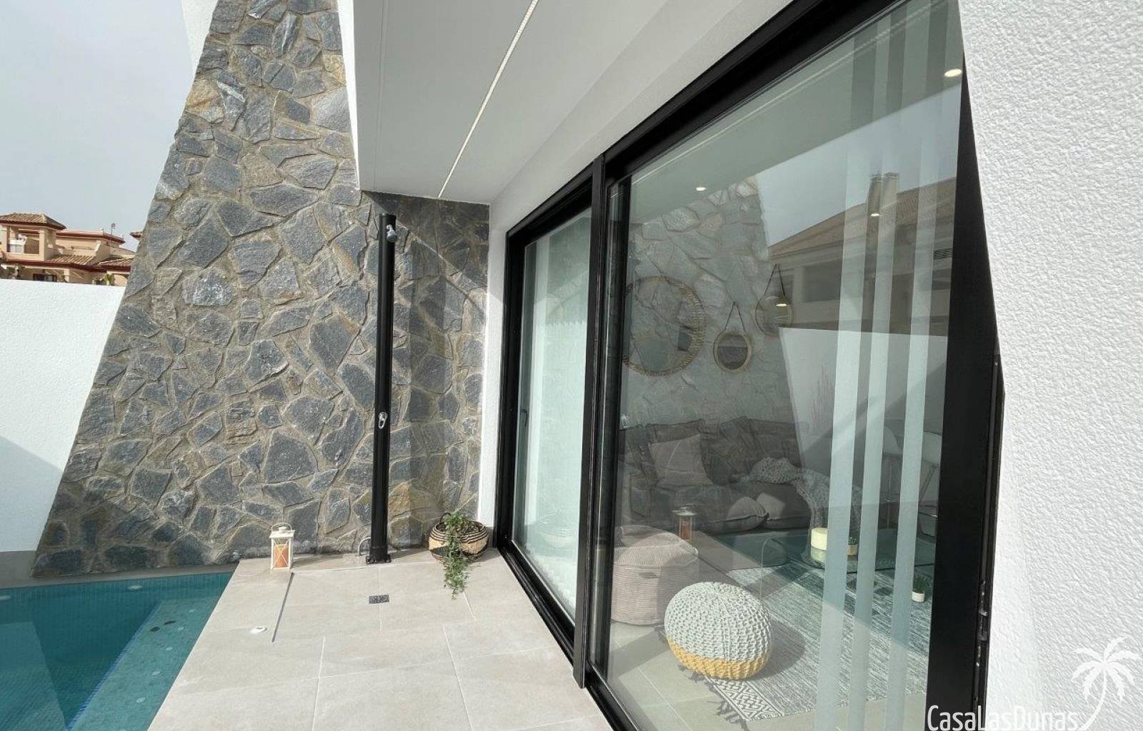 Suchen Sie eine moderne Doppelhaushälfte mit privatem Pool und Dachterrasse? Suchen Sie also nicht weiter! In San Javier werden wunderschöne Villen g