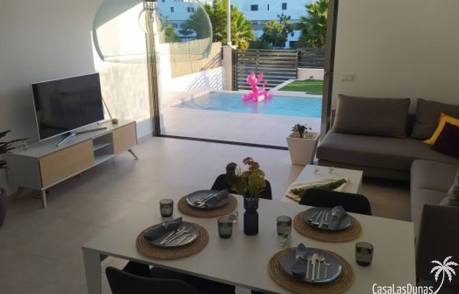 Wir freuen uns, eine neue Phase an Villen in dieser wunderschönen Gegend von Villamartin anbieten zu können. Jede Villa besteht aus 4 Schlafzimmern u