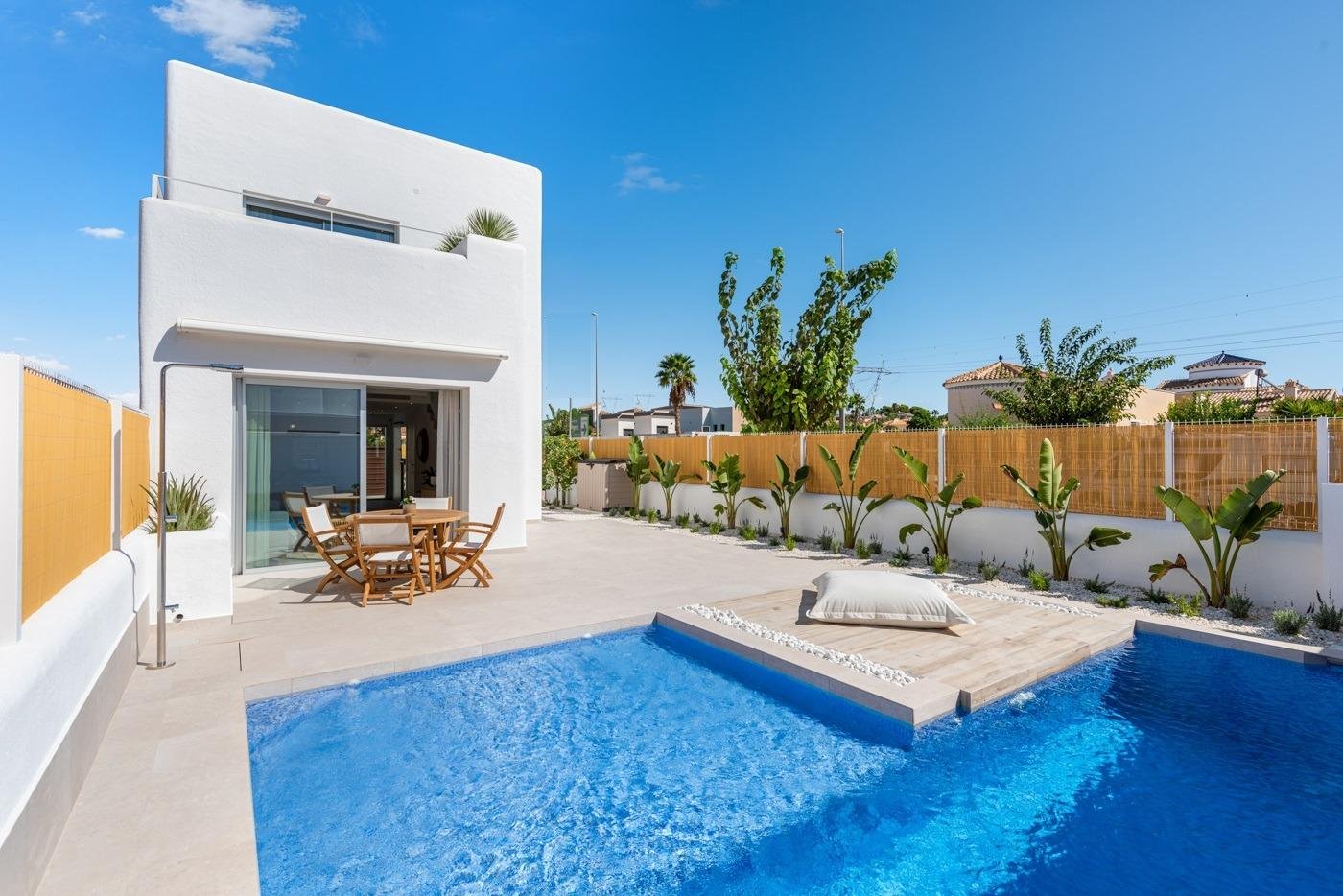 IBICENCAN STYLE NEU GEBAUT VILLEN IN SERENA GOLF LOS ALCAZARES - nur 1km vom Strand entfernt!
Diese Villen im Ibiza-Stil sind über 2 Eta