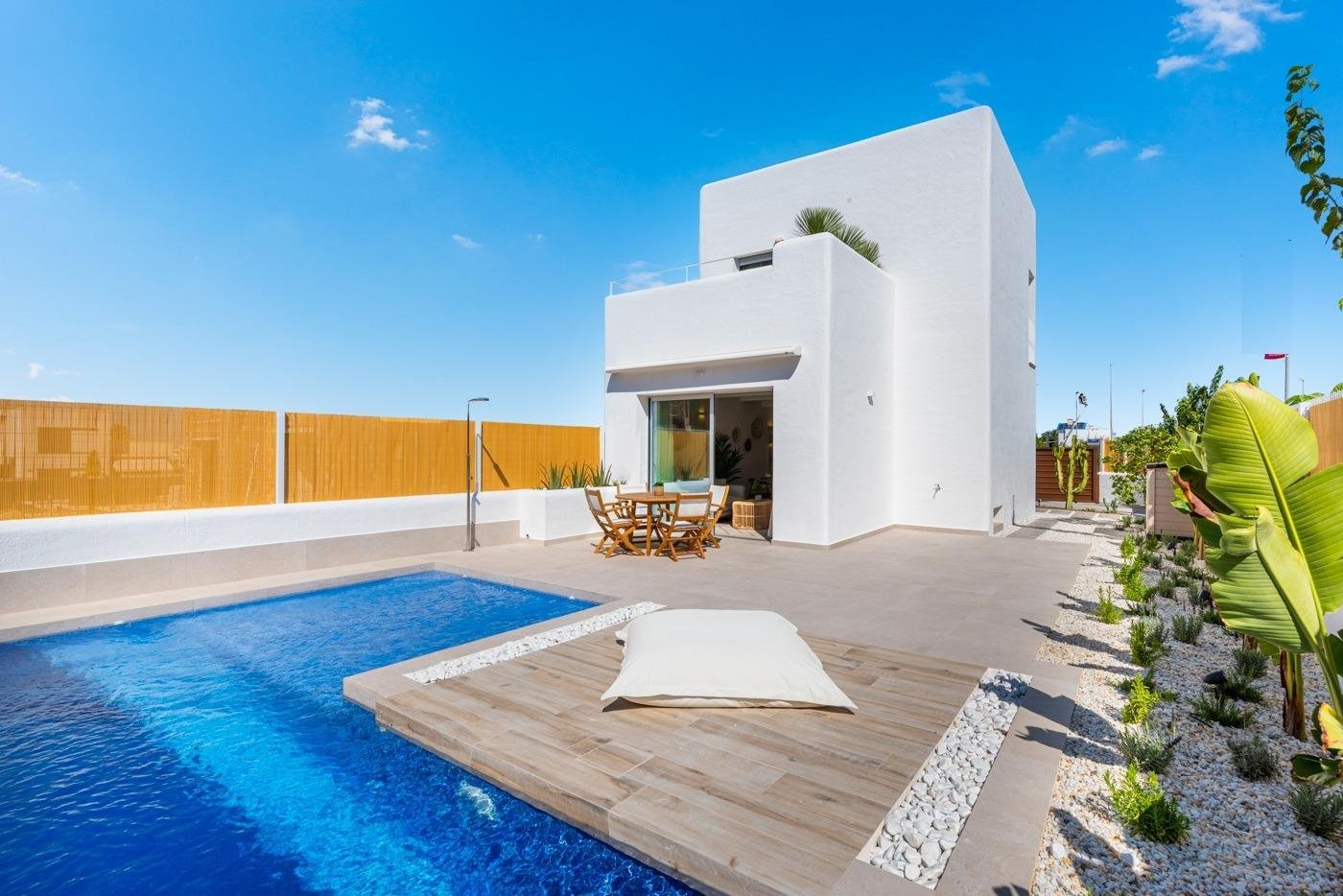 IBICENCAN STYLE NEU GEBAUT VILLEN IN SERENA GOLF LOS ALCAZARES - nur 1km vom Strand entfernt!
Diese Villen im Ibiza-Stil sind über 2 Eta