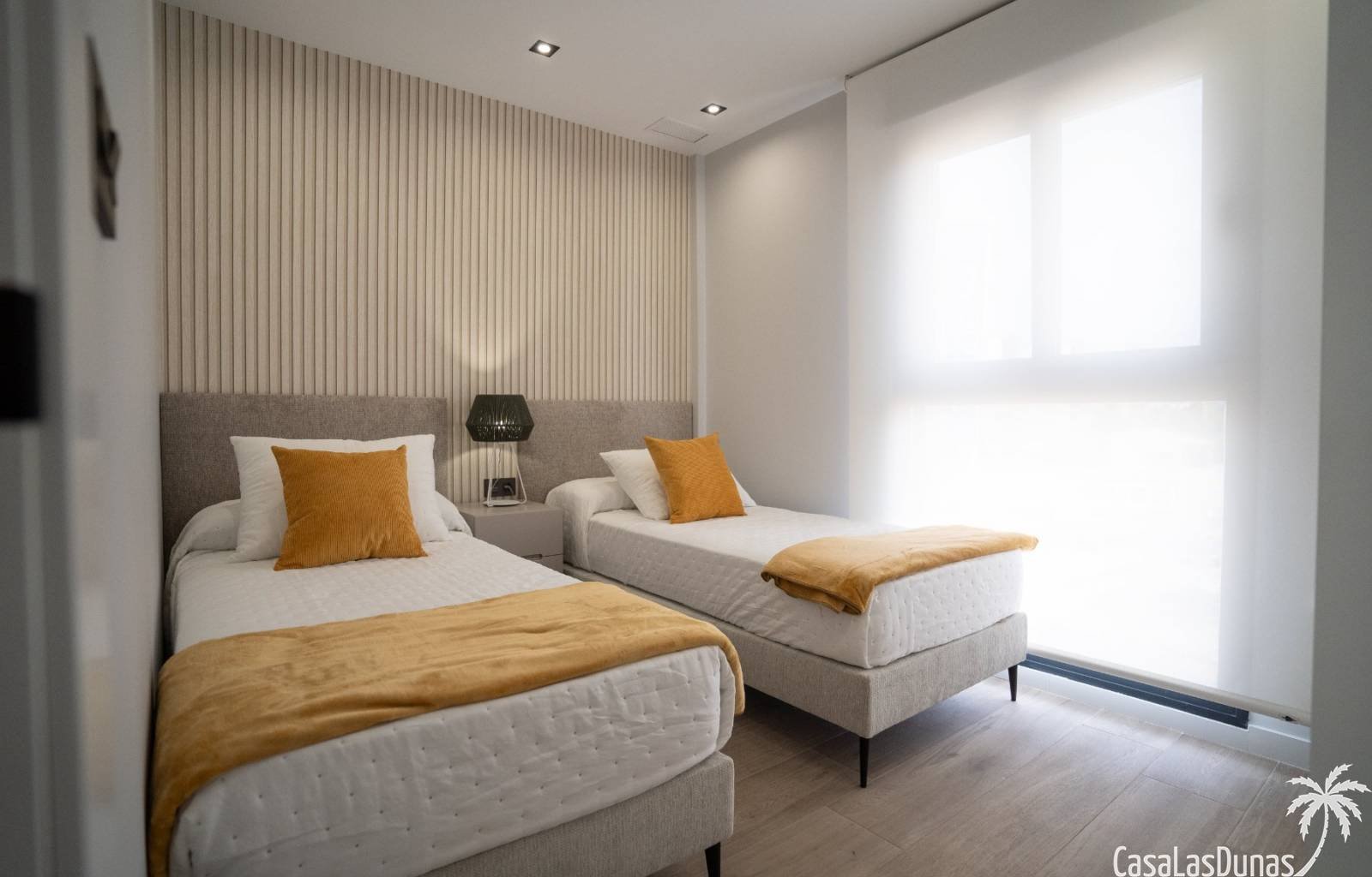 In Villamartin entsteht ein prächtiger Neubaukomplex mit 16 Doppelhäusern. Die modernen Apartments verfügen über 2 Schlafzimmer und 2 Badezimmer. Die