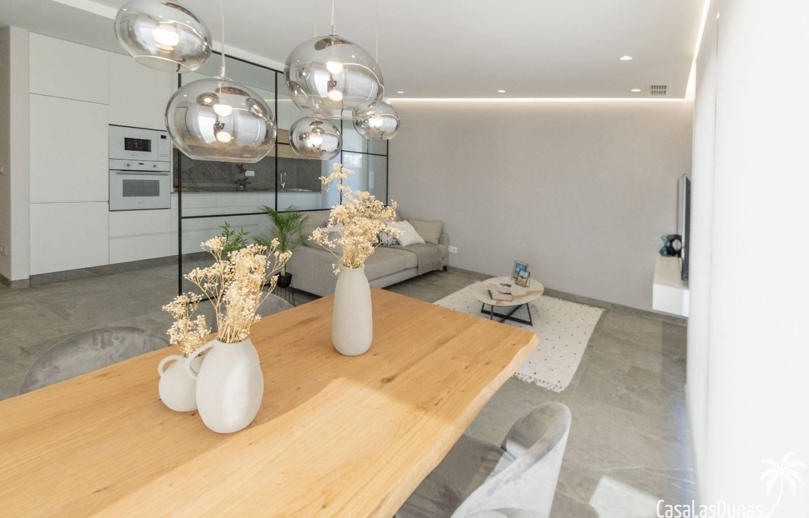 Schöne neue Villen von 128 m2 mit privatem Pool in Pilar de la Horadada. Die Häuser verfügen über 3 Schlafzimmer und 3 Badezimmer und verteilen sich