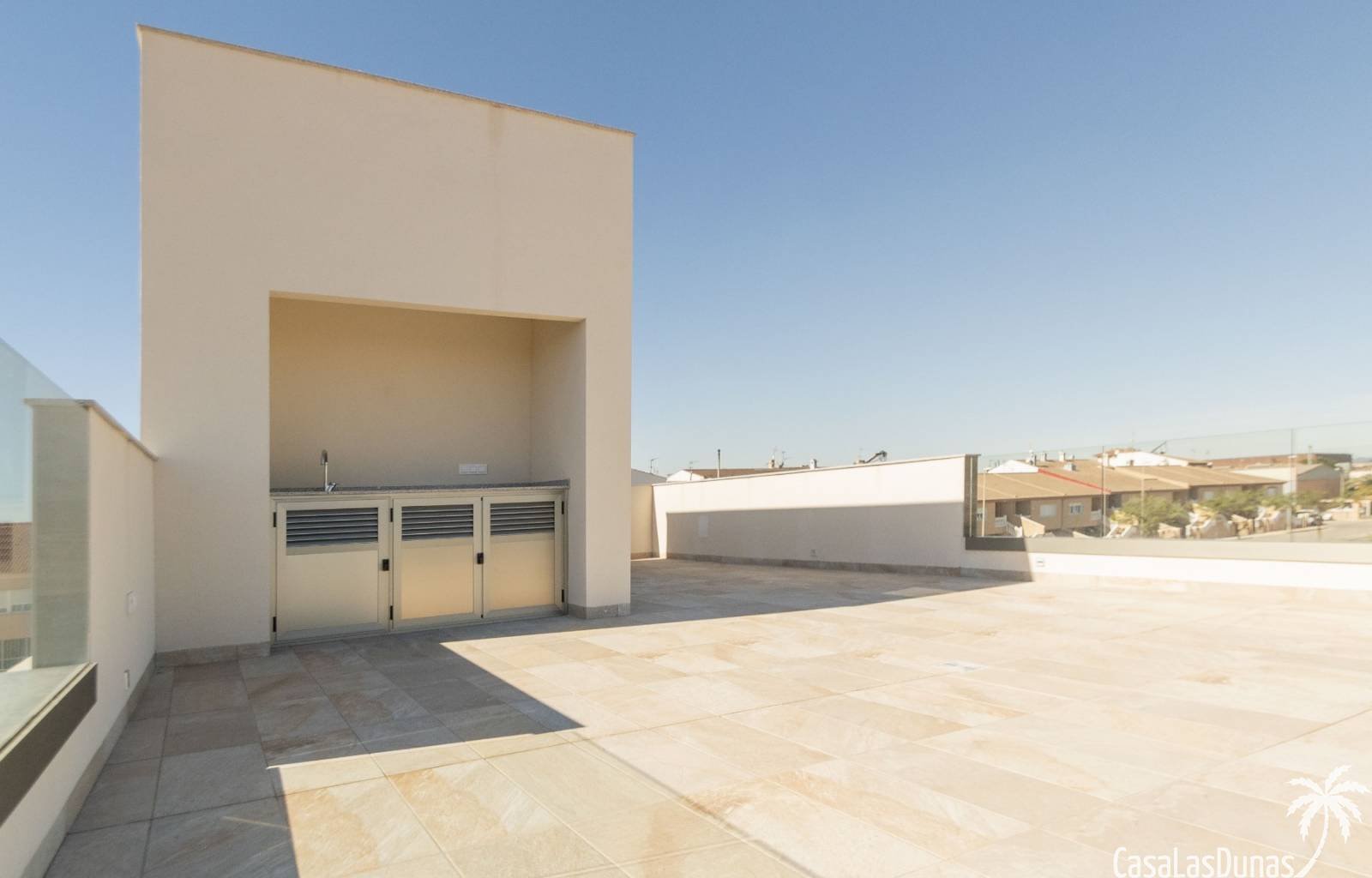 Schöne neue Villen von 128 m2 mit privatem Pool in Pilar de la Horadada. Die Häuser verfügen über 3 Schlafzimmer und 3 Badezimmer und verteilen sich