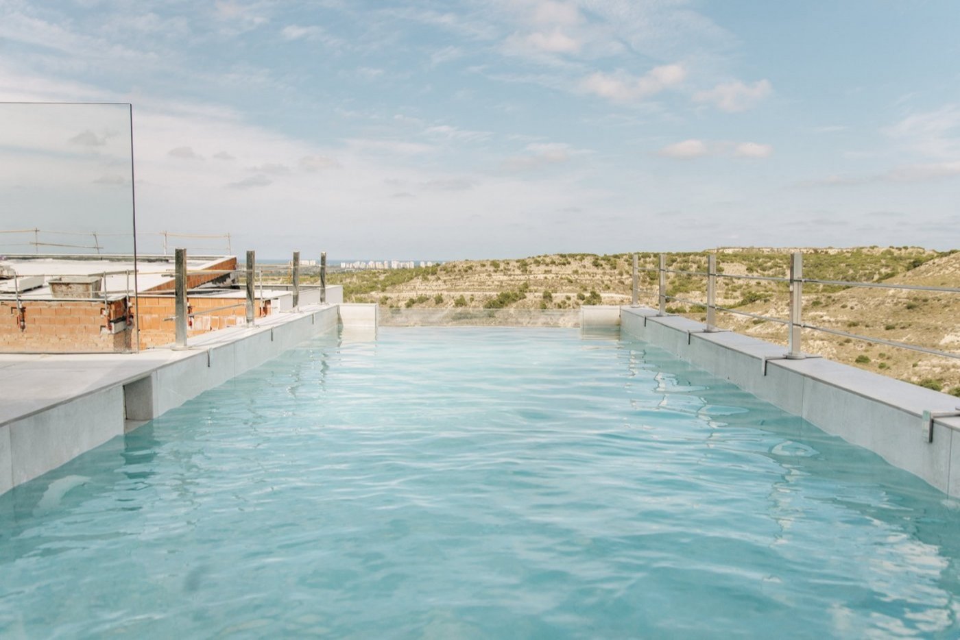 FANTASTISCHE EXKLUSIVE VILLA IN ROJALES MIT PRIVATEM POOL UND GARTEN mit Meerblick.
Diese Villa mit einzigartigem und exklusivem Design