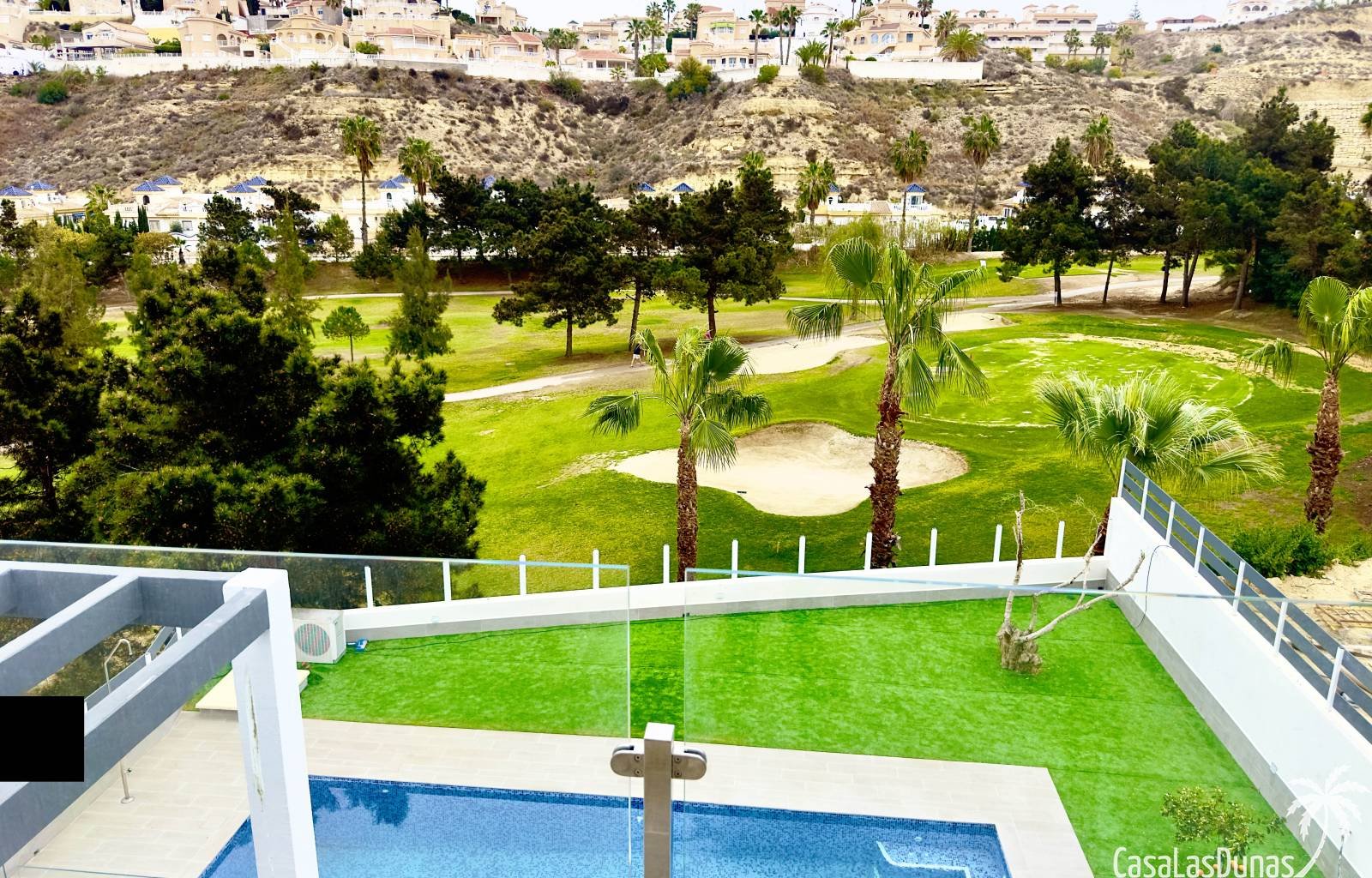 Villa direkt am Golfplatz La Marquesa. Alle Etagen sind mit einem Aufzug erreichbar! Sie verfügt über vier Schlafzimmer und vier Badezimmer, ein groß