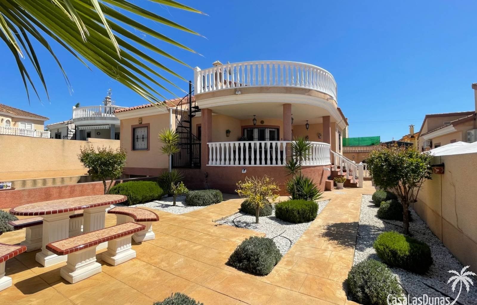 La Marina:  Casa Montenas ist das ideale Urlaubsziel für alle, die sowohl Komfort als auch Privatsphäre im Herzen der wunderschönen spanischen Landschaft suchen.  La Marina:  Casa Montenas ist das ideale Urlaubsziel für alle, die sowohl Komfort als auch Privatsphäre im Herzen der wunderschönen spanischen Landschaft suchen.