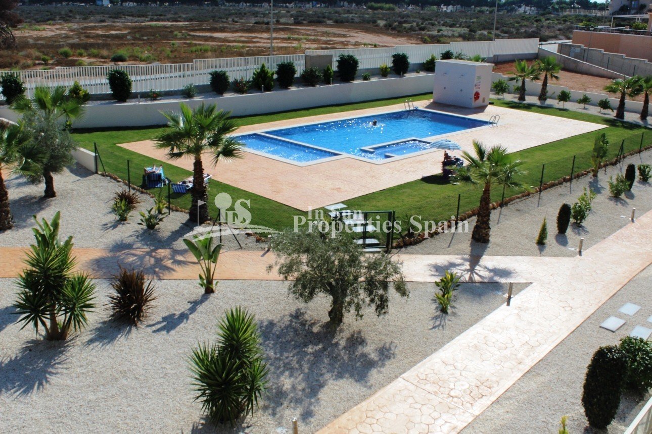 Erleben Sie modernes mediterranes Wohnen in diesem atemberaubenden Luxusapartment mit 2 Schlafzimmern in idealer Lage im Herzen von Villa