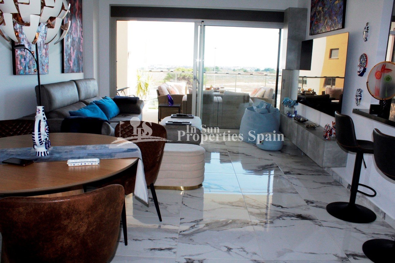 Erleben Sie modernes mediterranes Wohnen in diesem atemberaubenden Luxusapartment mit 2 Schlafzimmern in idealer Lage im Herzen von Villa