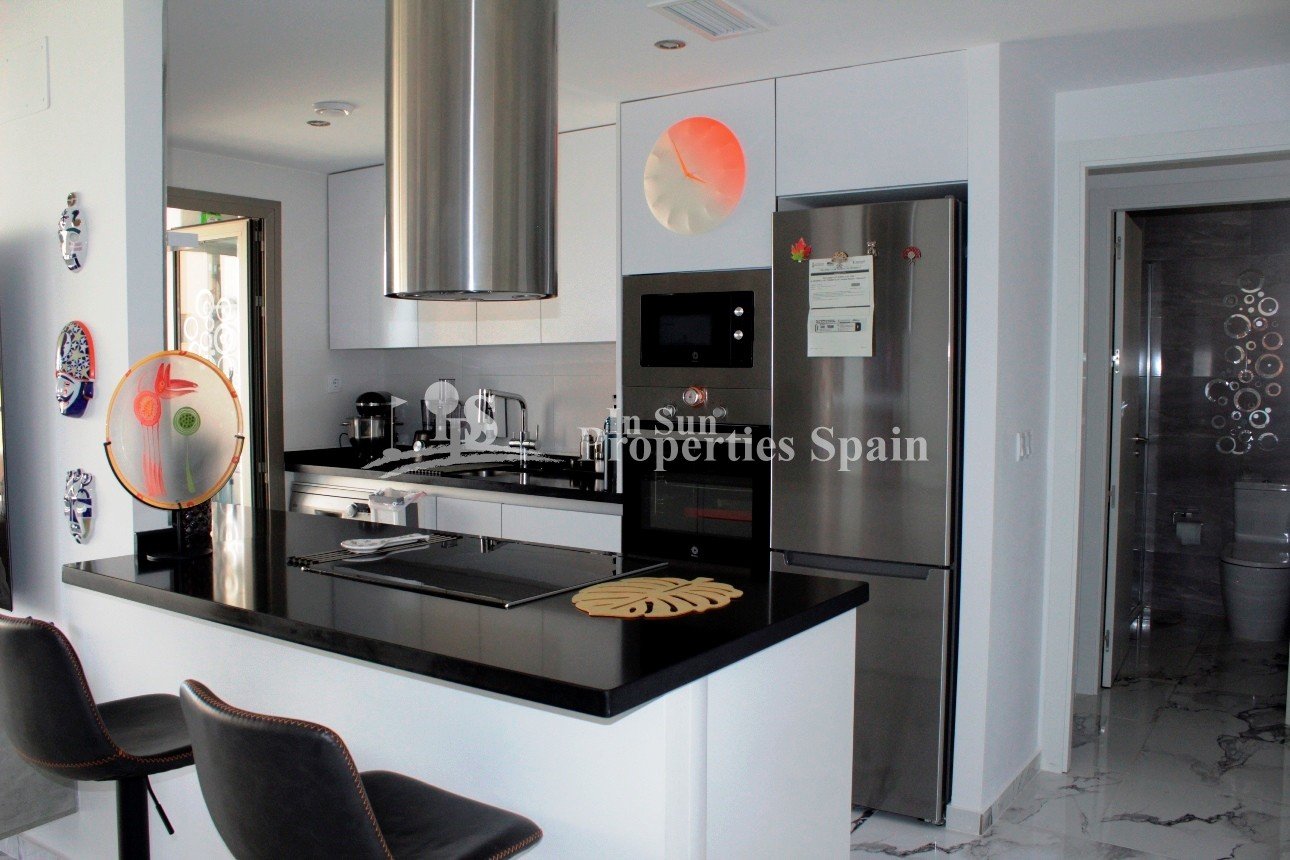 Erleben Sie modernes mediterranes Wohnen in diesem atemberaubenden Luxusapartment mit 2 Schlafzimmern in idealer Lage im Herzen von Villa