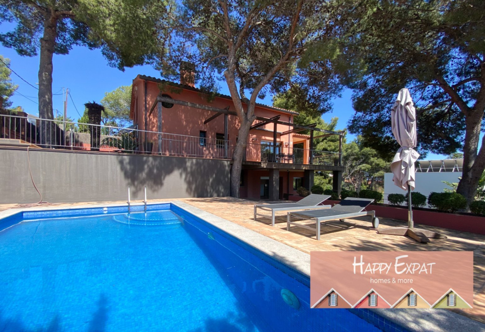 Gelegen in der exklusiven Wohngegend Montmar in Castelldefels, bietet dieses beeindruckende Einfamilienhaus einen herrlichen Blick auf das Mittelmeer