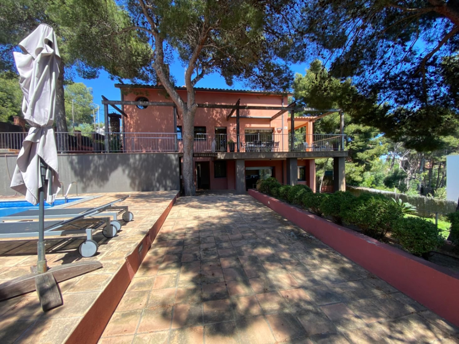 Gelegen in der exklusiven Wohngegend Montmar in Castelldefels, bietet dieses beeindruckende Einfamilienhaus einen herrlichen Blick auf das Mittelmeer