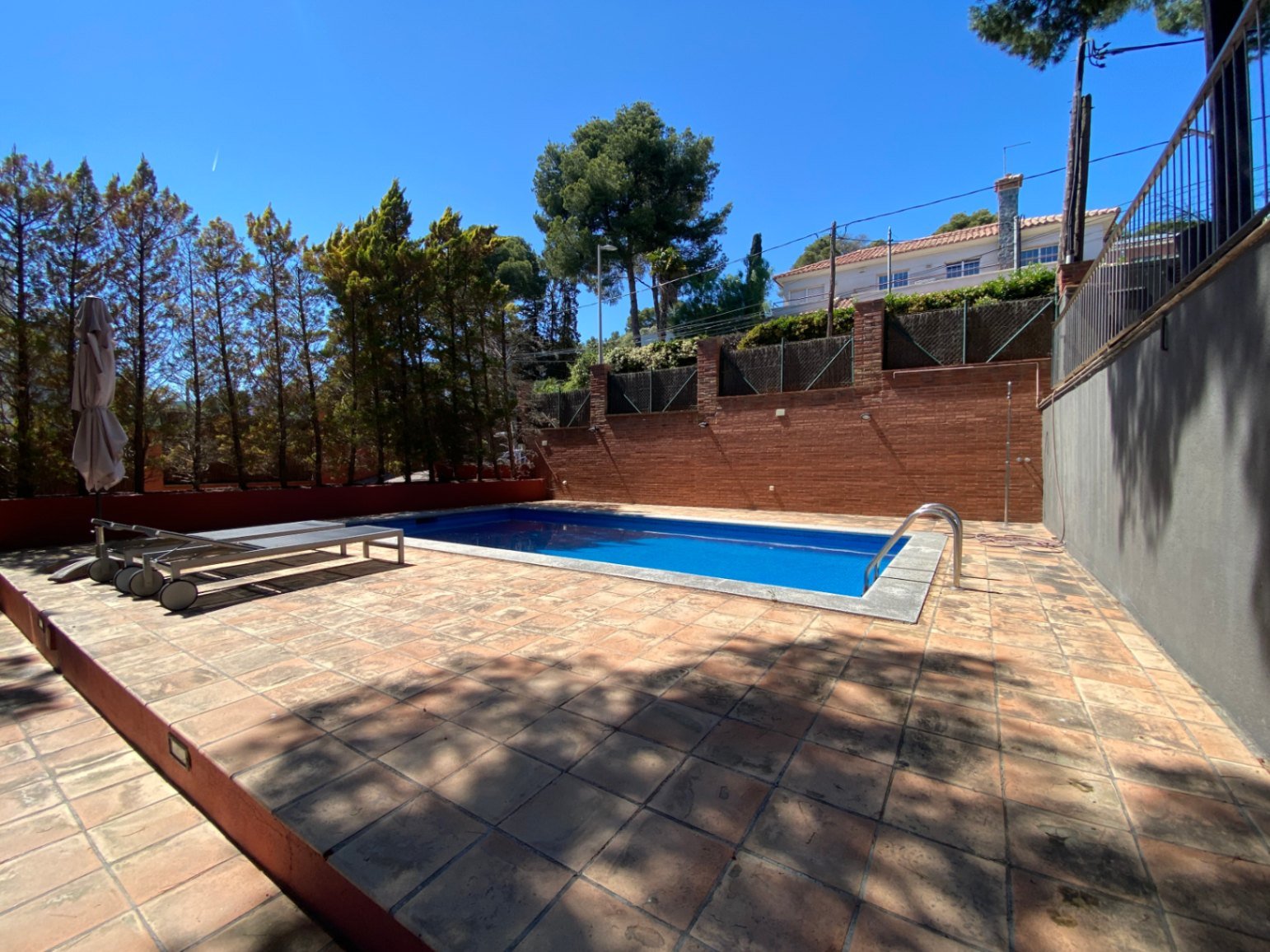 Gelegen in der exklusiven Wohngegend Montmar in Castelldefels, bietet dieses beeindruckende Einfamilienhaus einen herrlichen Blick auf das Mittelmeer