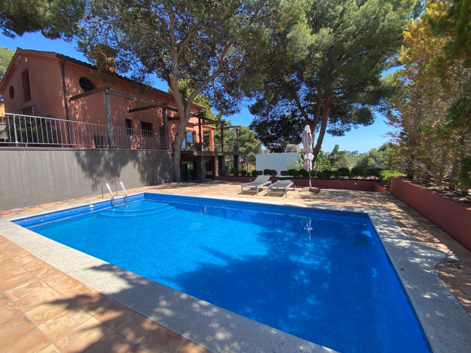 Gelegen in der exklusiven Wohngegend Montmar in Castelldefels, bietet dieses beeindruckende Einfamilienhaus einen herrlichen Blick auf das Mittelmeer