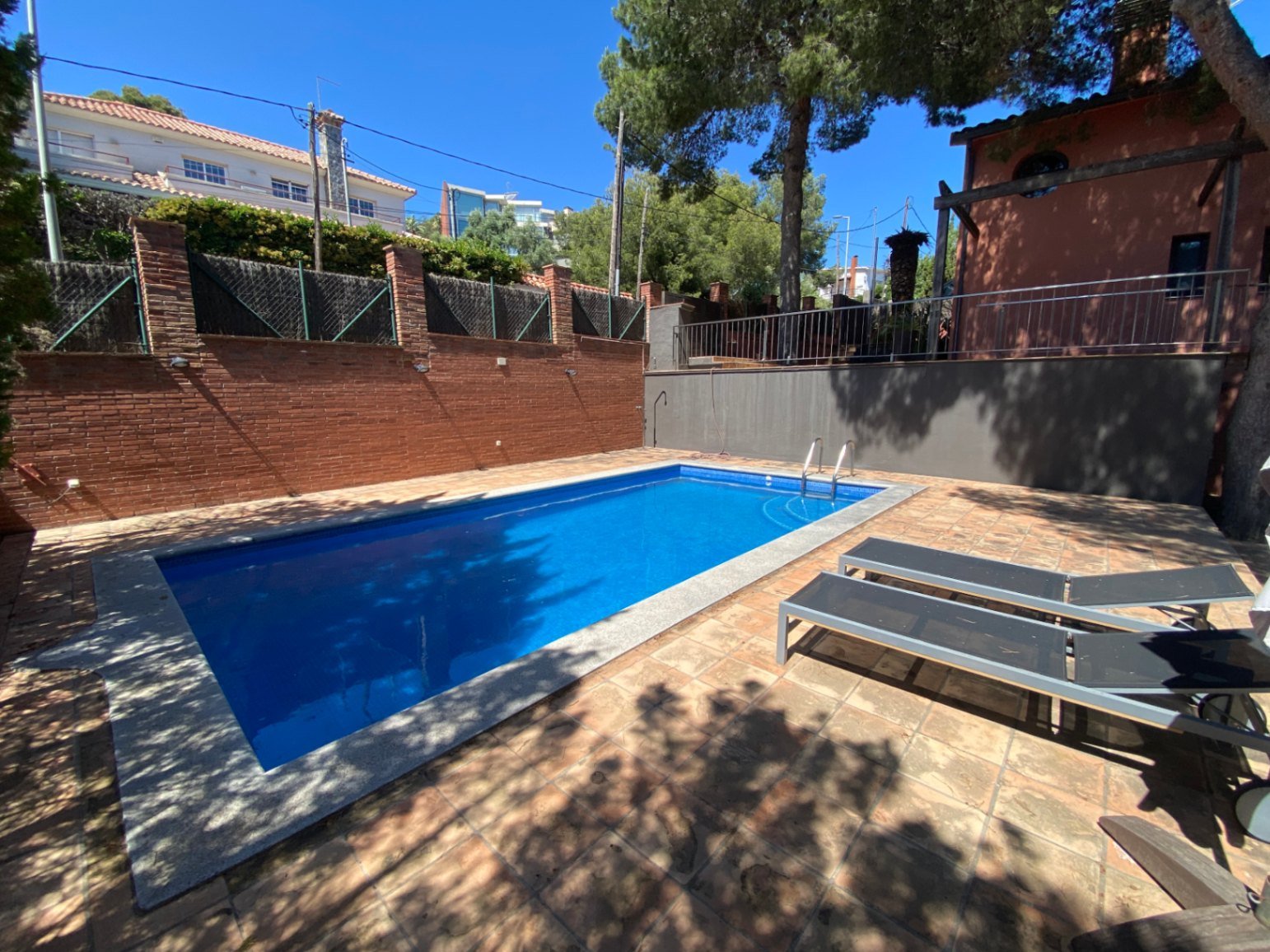 Gelegen in der exklusiven Wohngegend Montmar in Castelldefels, bietet dieses beeindruckende Einfamilienhaus einen herrlichen Blick auf das Mittelmeer