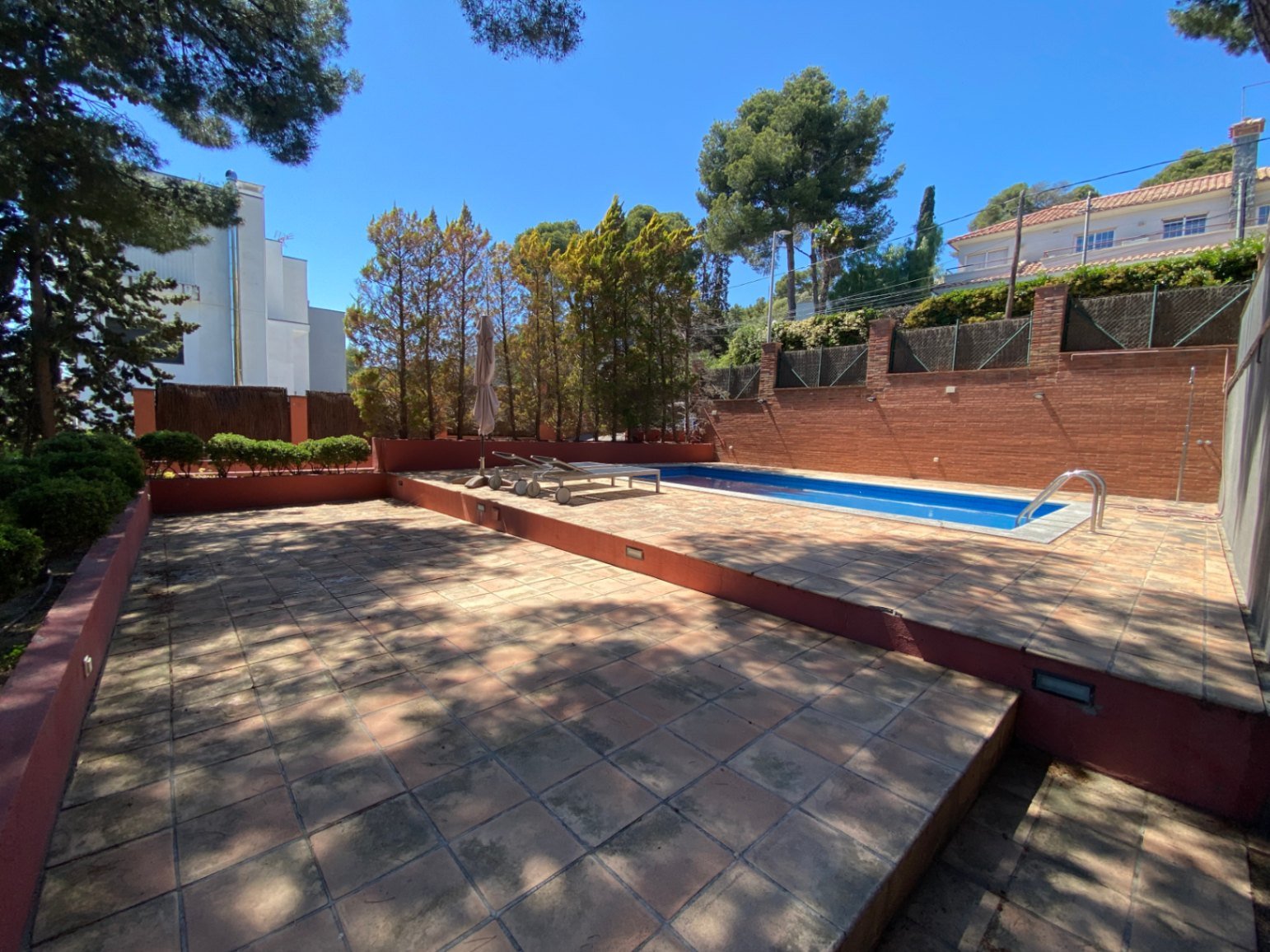 Gelegen in der exklusiven Wohngegend Montmar in Castelldefels, bietet dieses beeindruckende Einfamilienhaus einen herrlichen Blick auf das Mittelmeer