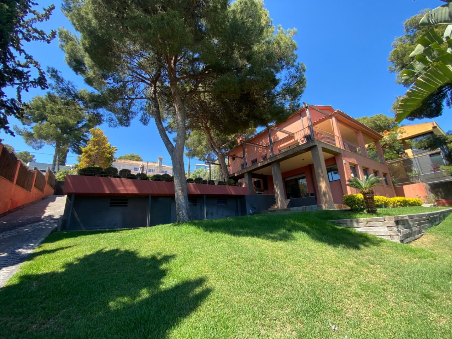 Gelegen in der exklusiven Wohngegend Montmar in Castelldefels, bietet dieses beeindruckende Einfamilienhaus einen herrlichen Blick auf das Mittelmeer