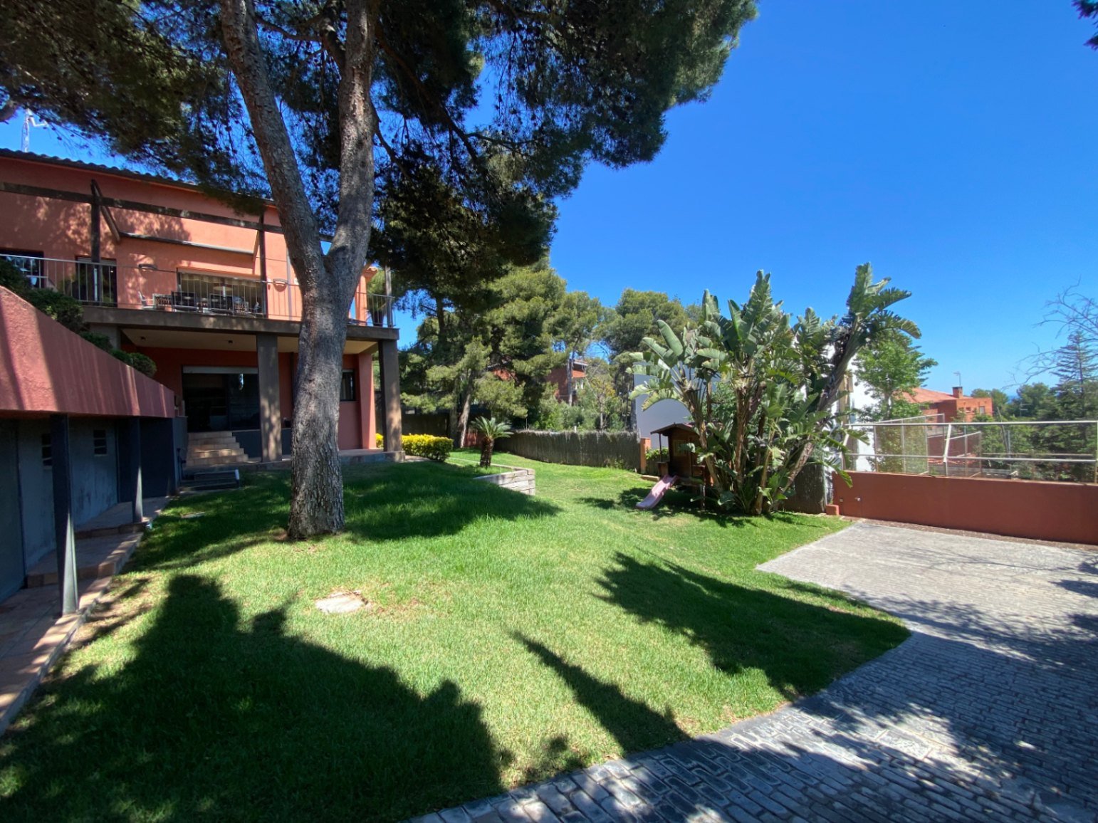 Gelegen in der exklusiven Wohngegend Montmar in Castelldefels, bietet dieses beeindruckende Einfamilienhaus einen herrlichen Blick auf das Mittelmeer