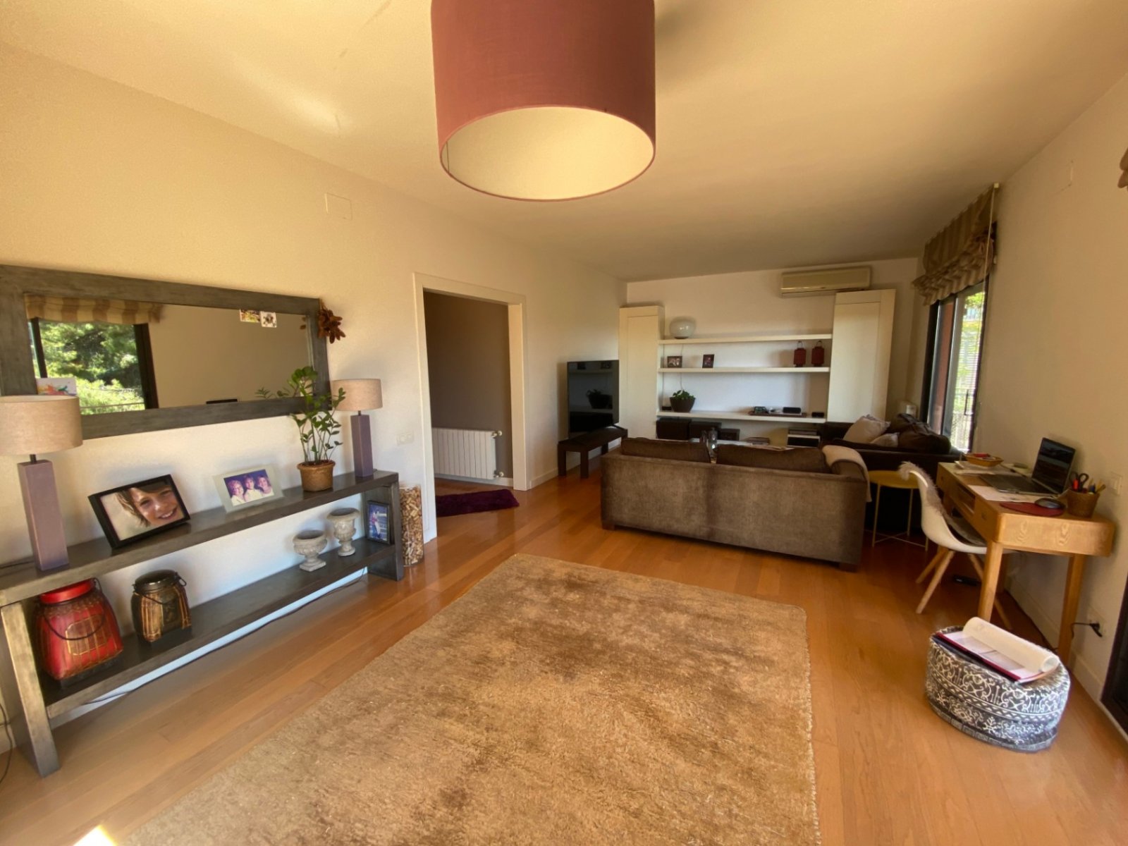 Gelegen in der exklusiven Wohngegend Montmar in Castelldefels, bietet dieses beeindruckende Einfamilienhaus einen herrlichen Blick auf das Mittelmeer