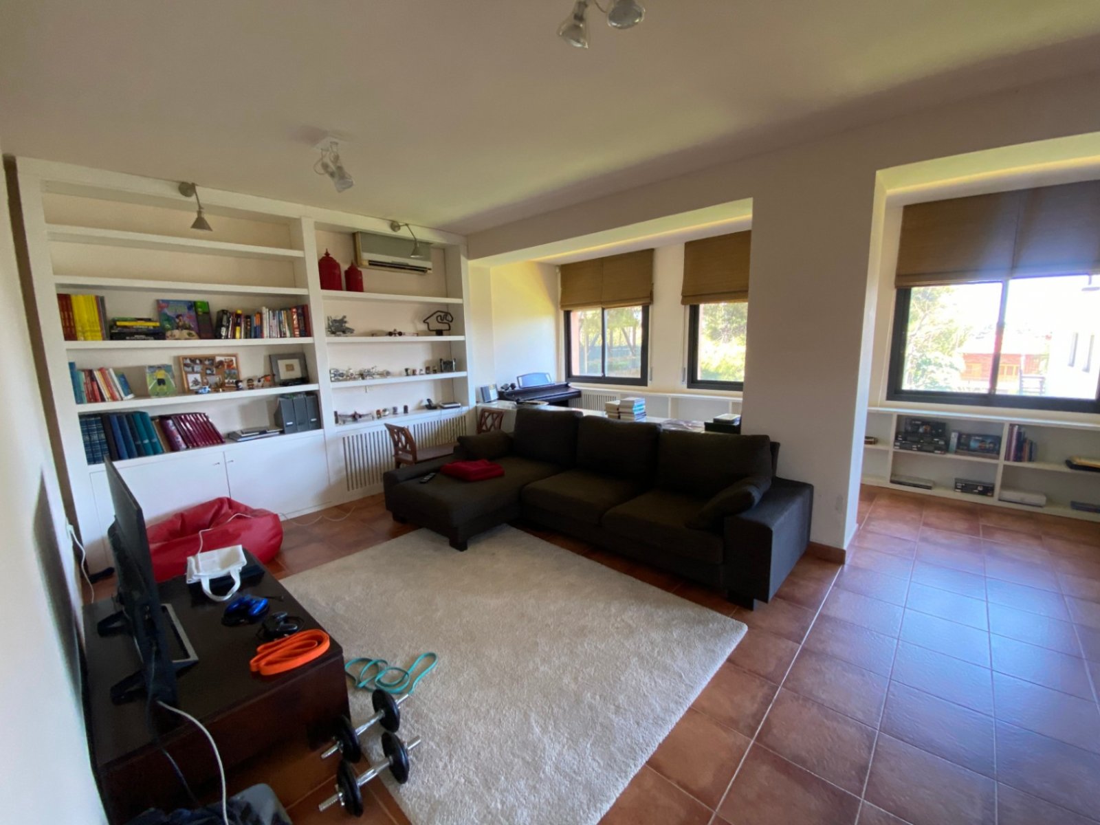 Gelegen in der exklusiven Wohngegend Montmar in Castelldefels, bietet dieses beeindruckende Einfamilienhaus einen herrlichen Blick auf das Mittelmeer