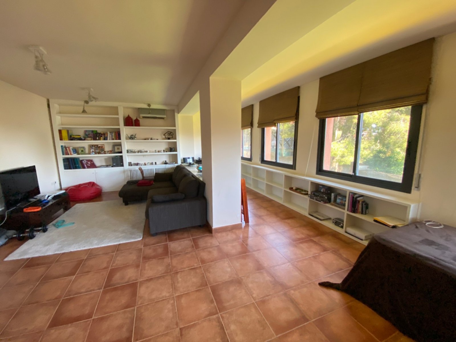 Gelegen in der exklusiven Wohngegend Montmar in Castelldefels, bietet dieses beeindruckende Einfamilienhaus einen herrlichen Blick auf das Mittelmeer