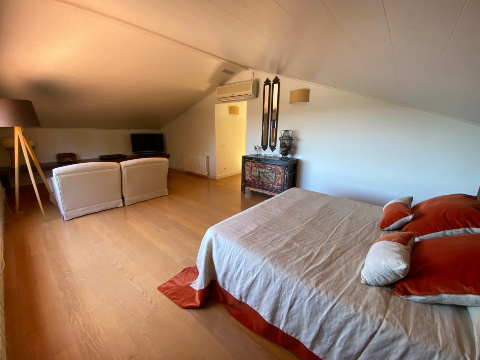 Gelegen in der exklusiven Wohngegend Montmar in Castelldefels, bietet dieses beeindruckende Einfamilienhaus einen herrlichen Blick auf das Mittelmeer