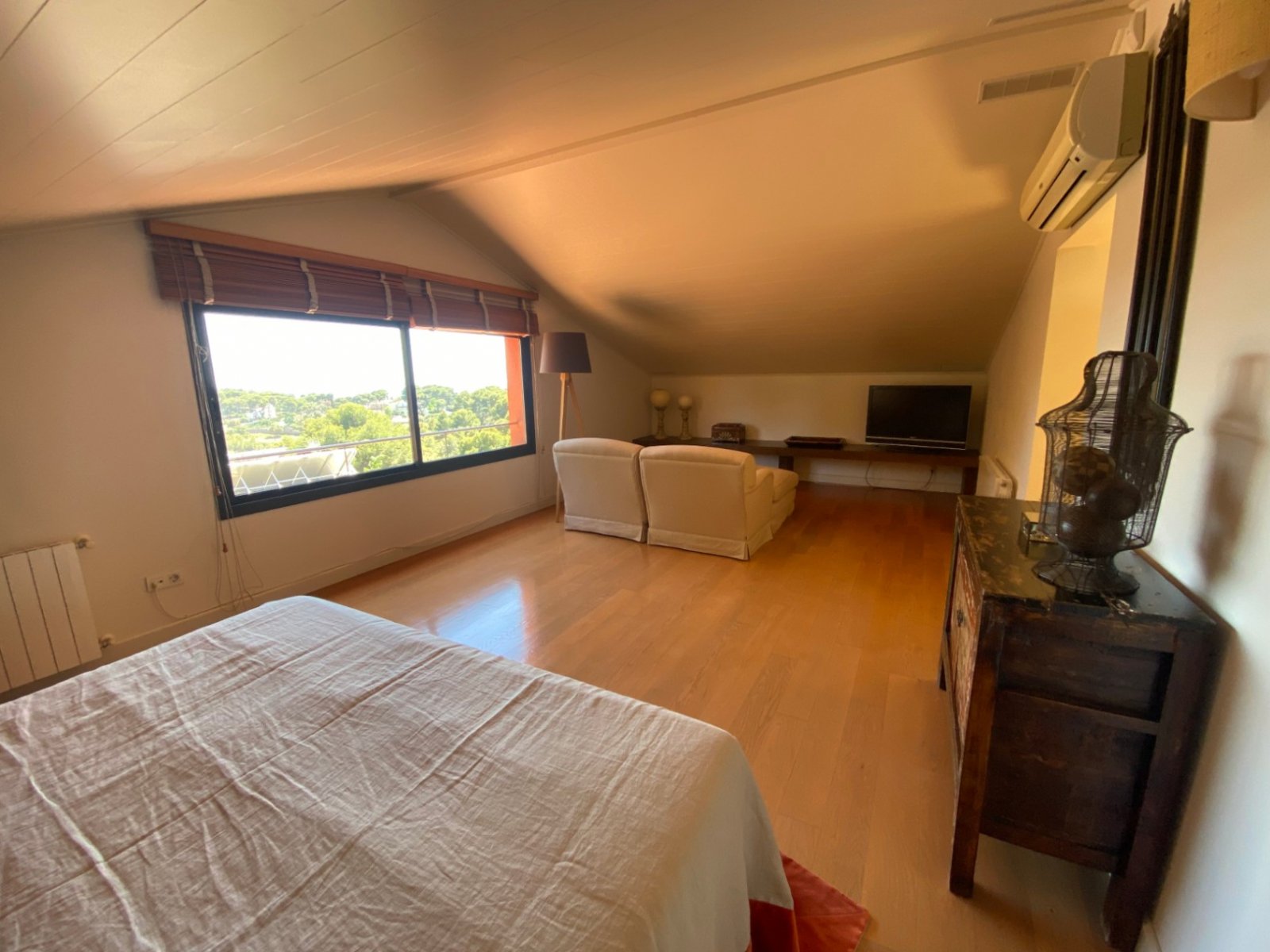 Gelegen in der exklusiven Wohngegend Montmar in Castelldefels, bietet dieses beeindruckende Einfamilienhaus einen herrlichen Blick auf das Mittelmeer