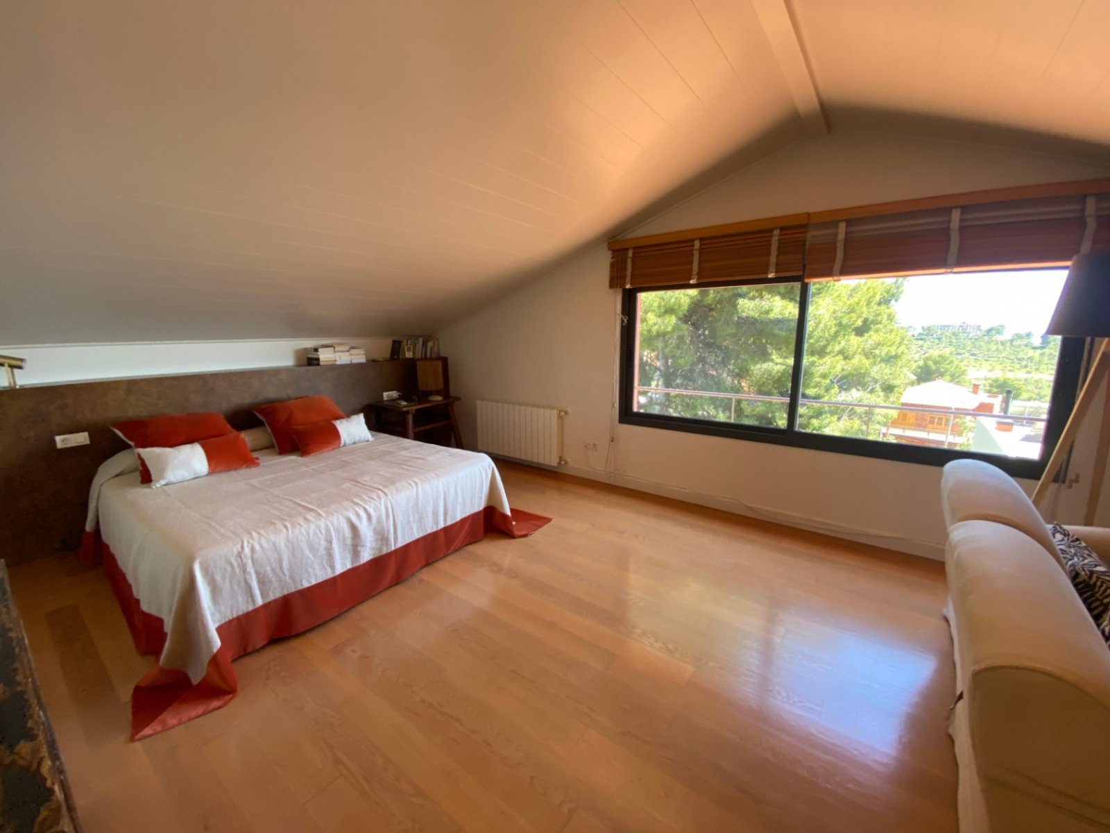 Gelegen in der exklusiven Wohngegend Montmar in Castelldefels, bietet dieses beeindruckende Einfamilienhaus einen herrlichen Blick auf das Mittelmeer