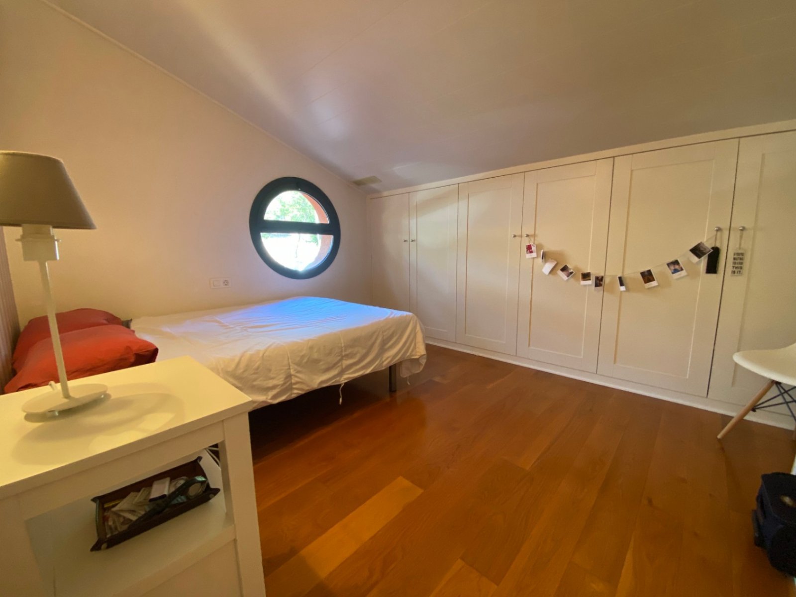 Gelegen in der exklusiven Wohngegend Montmar in Castelldefels, bietet dieses beeindruckende Einfamilienhaus einen herrlichen Blick auf das Mittelmeer