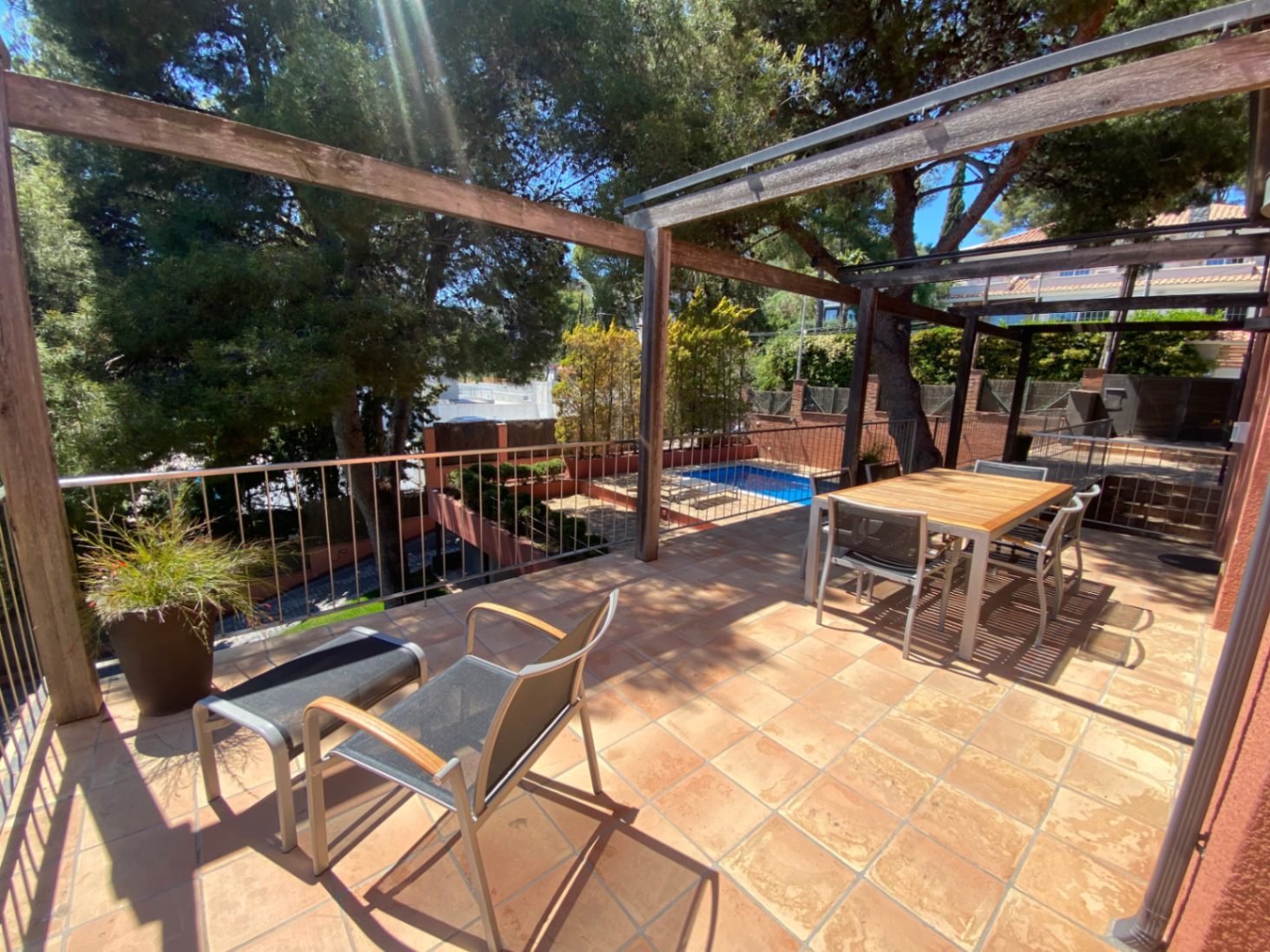 Gelegen in der exklusiven Wohngegend Montmar in Castelldefels, bietet dieses beeindruckende Einfamilienhaus einen herrlichen Blick auf das Mittelmeer