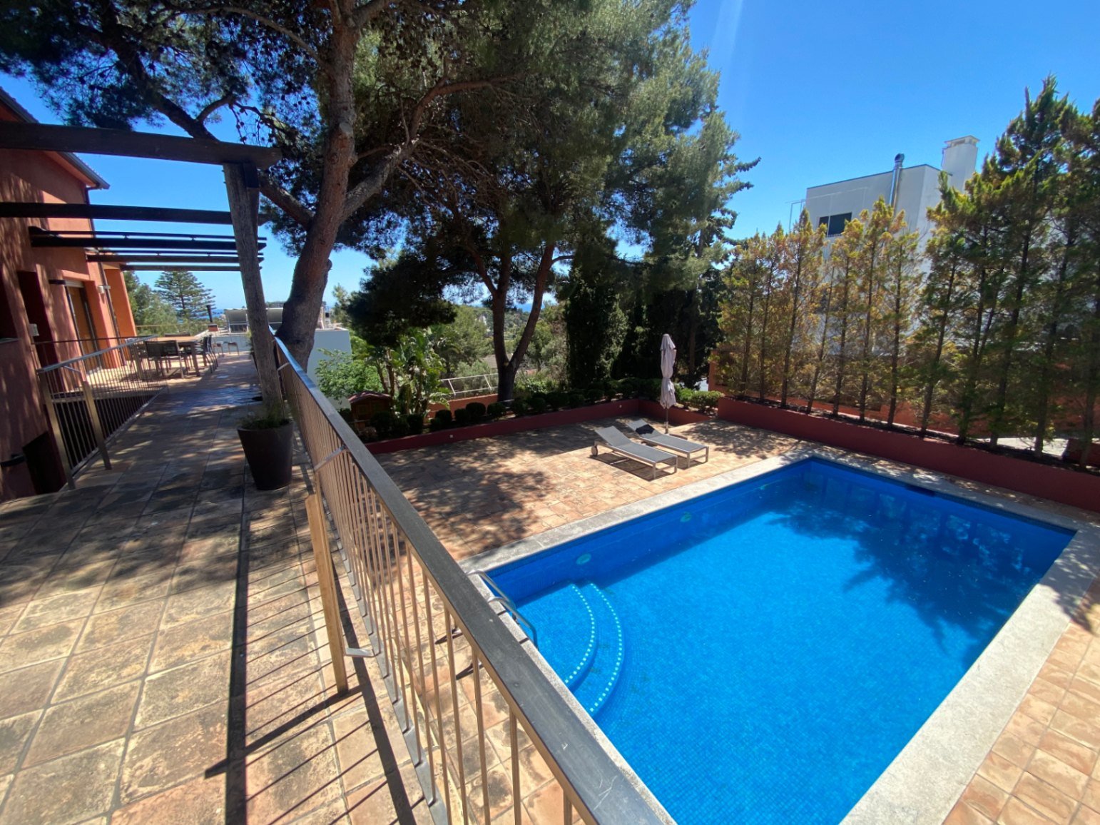 Gelegen in der exklusiven Wohngegend Montmar in Castelldefels, bietet dieses beeindruckende Einfamilienhaus einen herrlichen Blick auf das Mittelmeer