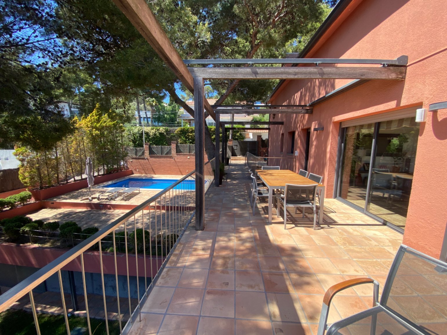 Gelegen in der exklusiven Wohngegend Montmar in Castelldefels, bietet dieses beeindruckende Einfamilienhaus einen herrlichen Blick auf das Mittelmeer