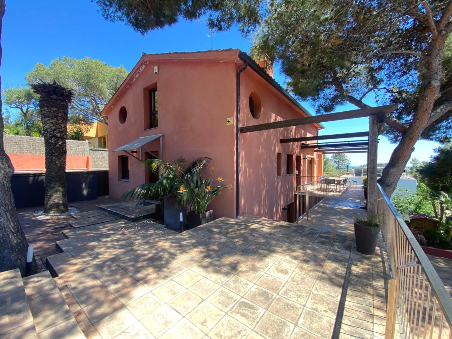 Gelegen in der exklusiven Wohngegend Montmar in Castelldefels, bietet dieses beeindruckende Einfamilienhaus einen herrlichen Blick auf das Mittelmeer