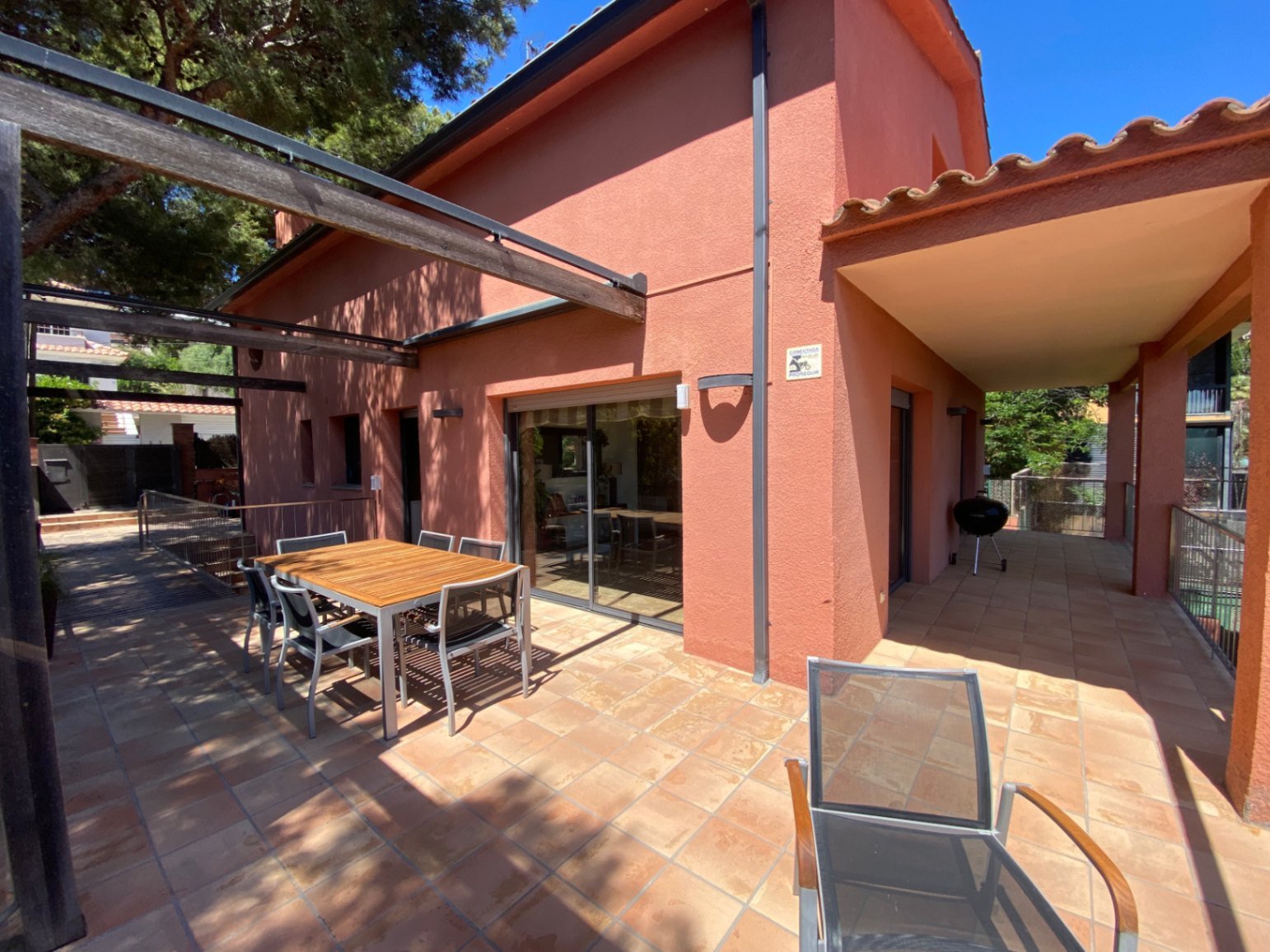 Gelegen in der exklusiven Wohngegend Montmar in Castelldefels, bietet dieses beeindruckende Einfamilienhaus einen herrlichen Blick auf das Mittelmeer