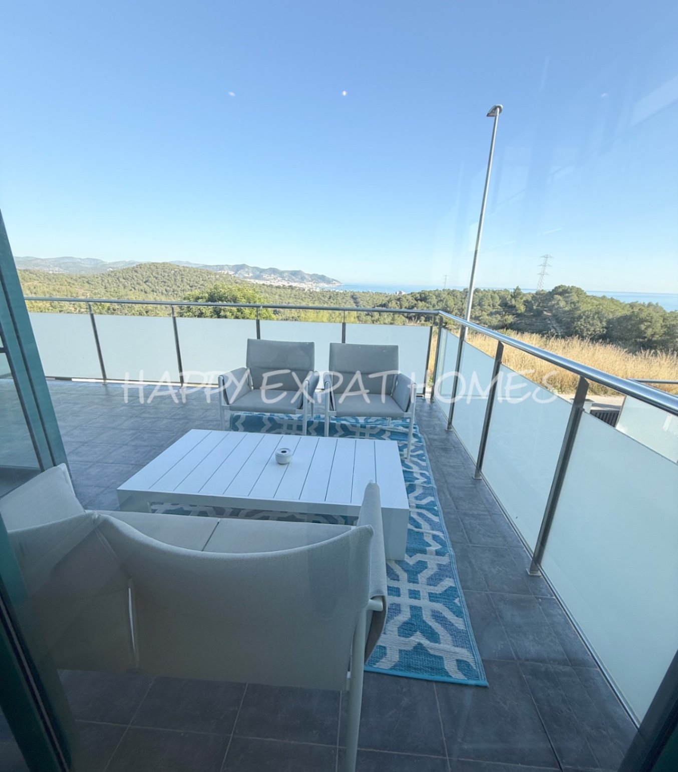 Villa Erin ist Ihr persönliches Stück Paradies! Diese helle, moderne, neu renovierte Villa befindet sich in bester Lage mit atemberaubendem Meerblick