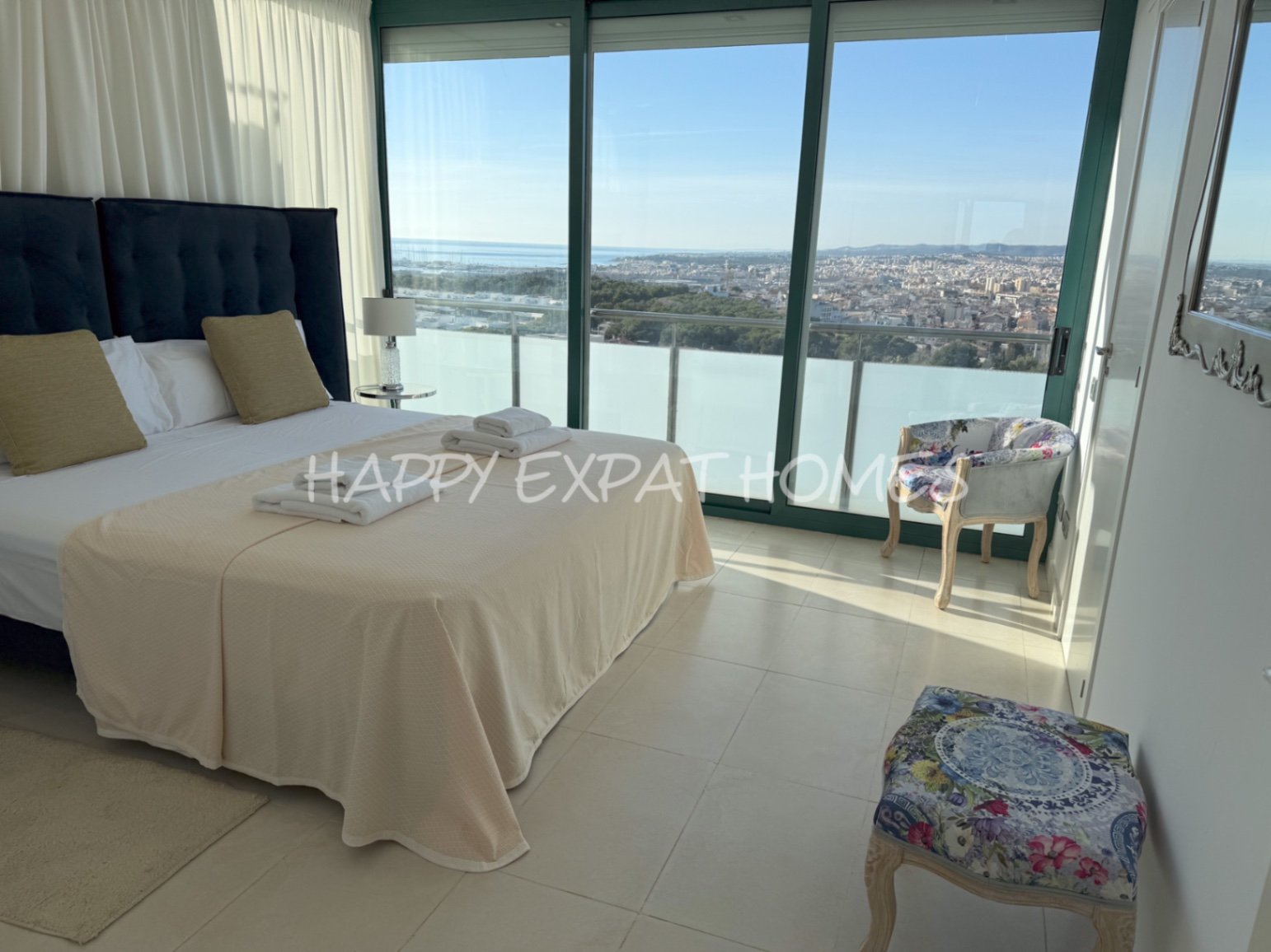 Villa Erin ist Ihr persönliches Stück Paradies! Diese helle, moderne, neu renovierte Villa befindet sich in bester Lage mit atemberaubendem Meerblick