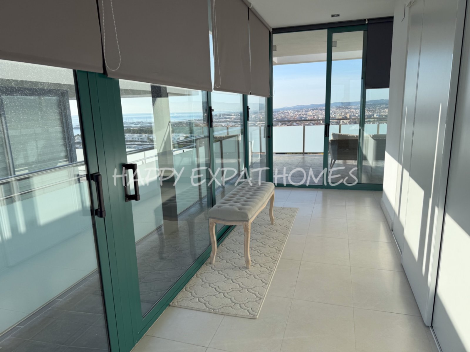 Villa Erin ist Ihr persönliches Stück Paradies! Diese helle, moderne, neu renovierte Villa befindet sich in bester Lage mit atemberaubendem Meerblick
