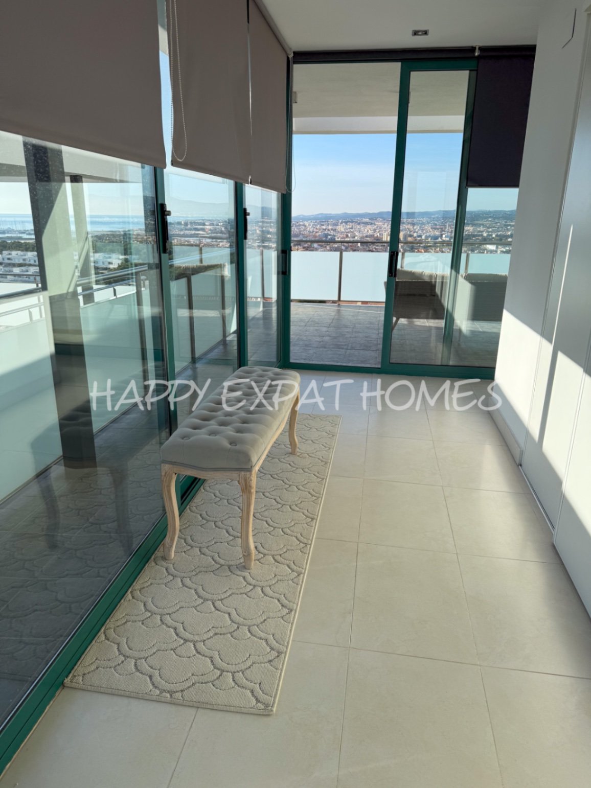 Villa Erin ist Ihr persönliches Stück Paradies! Diese helle, moderne, neu renovierte Villa befindet sich in bester Lage mit atemberaubendem Meerblick