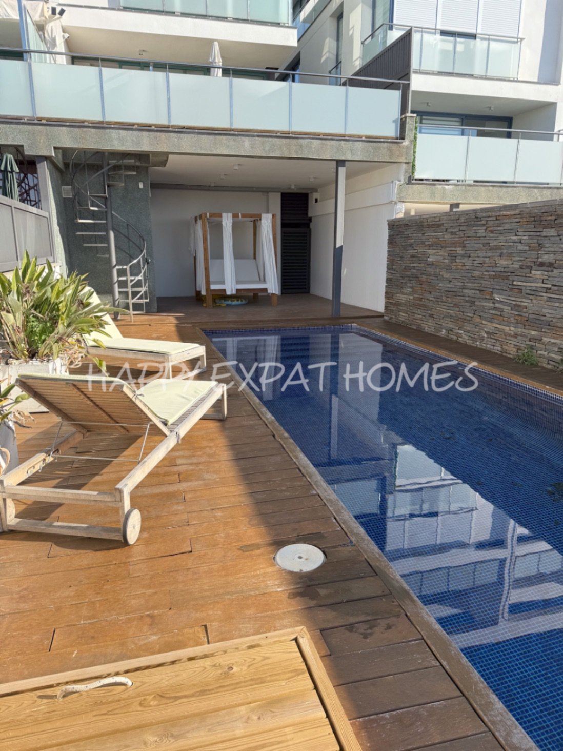 Villa Erin ist Ihr persönliches Stück Paradies! Diese helle, moderne, neu renovierte Villa befindet sich in bester Lage mit atemberaubendem Meerblick
